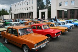 Москвичи