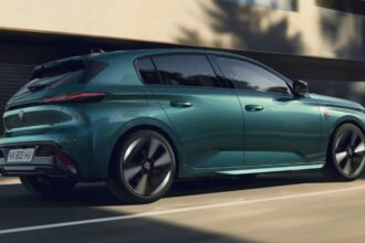 Peugeot 308 обрел новое лицо